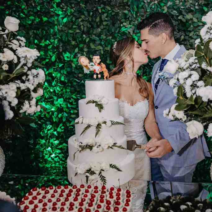 Noivos cortando o bolo de casamento