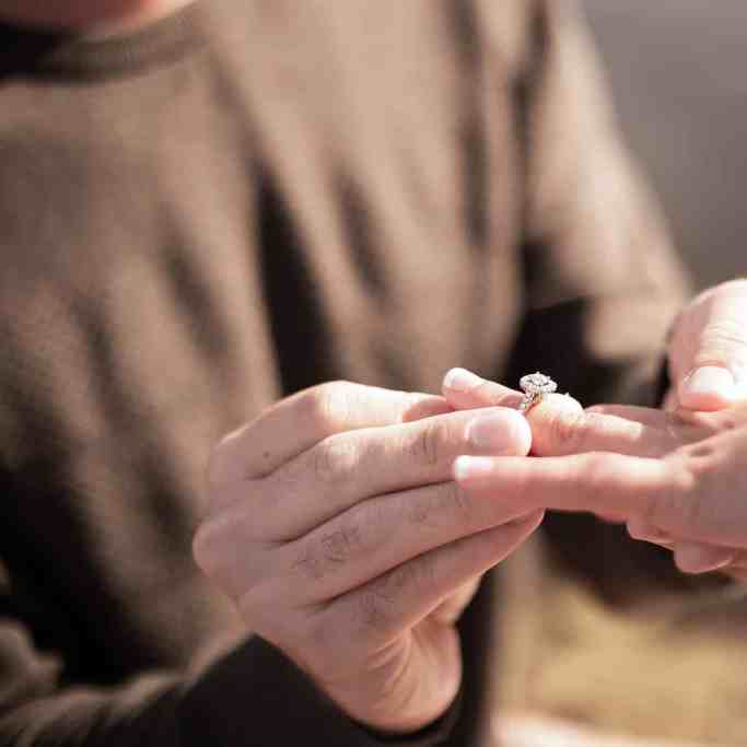 Copa do mundo: como fazer o pedido de casamento? - Pedido de casamento Homem colocando anel de noivado no dedo da mulher