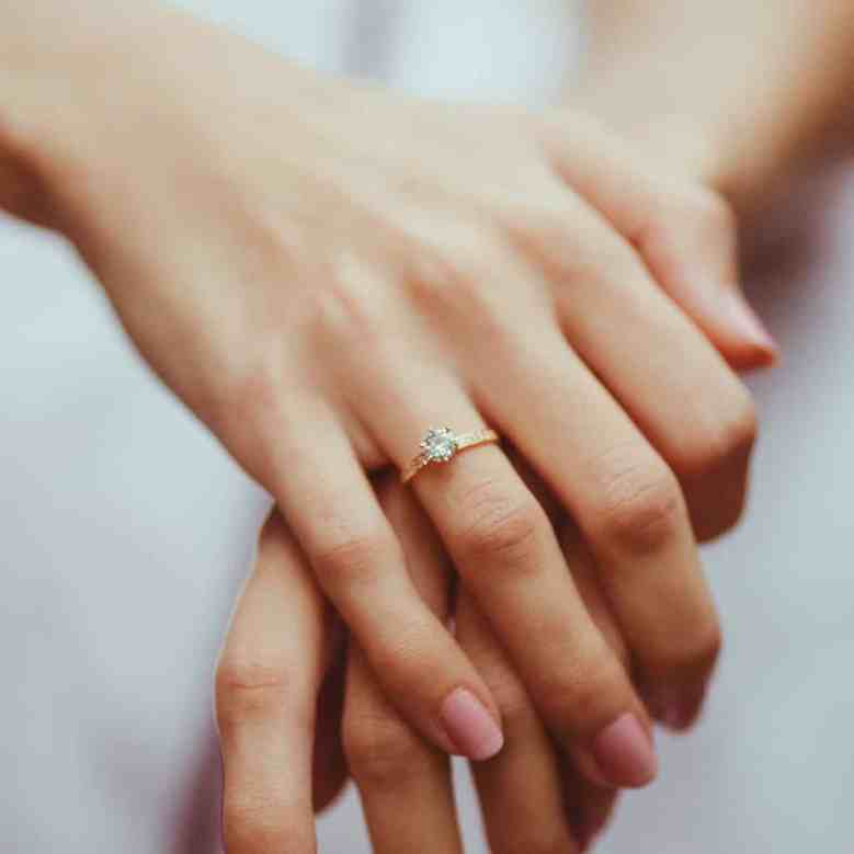 Por que o casal deve usar aliança? - Por que usar alianca 1 Mão da mulher com um anel de noivado