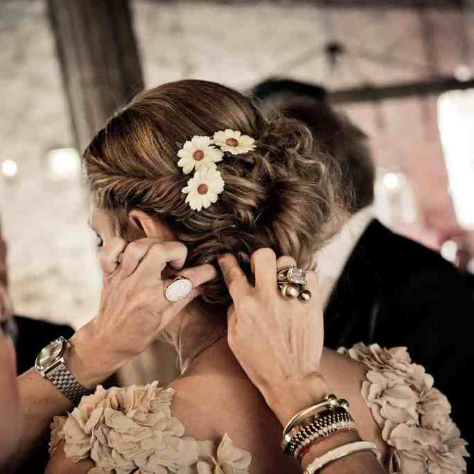 Despesas do casamento: quem paga o que? - Quem paga o casamento 1 Arrumando o cabelo da noiva