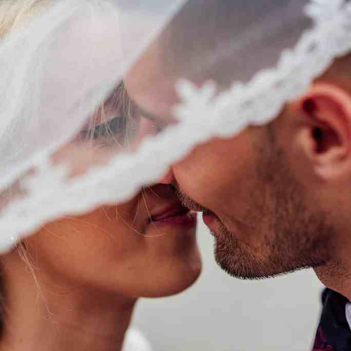 Despesas do casamento: quem paga o que? - Quem paga o casamento 4 Noivos quase se beijando