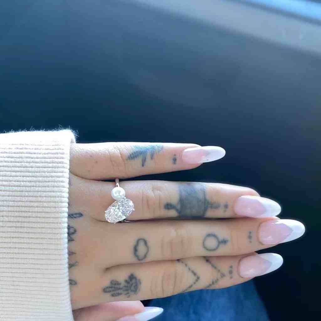Ariana grande anel de noivado com diamante e pérola - 10 ideias de alianças personalizadas: como deixar suas alianças mais únicas?