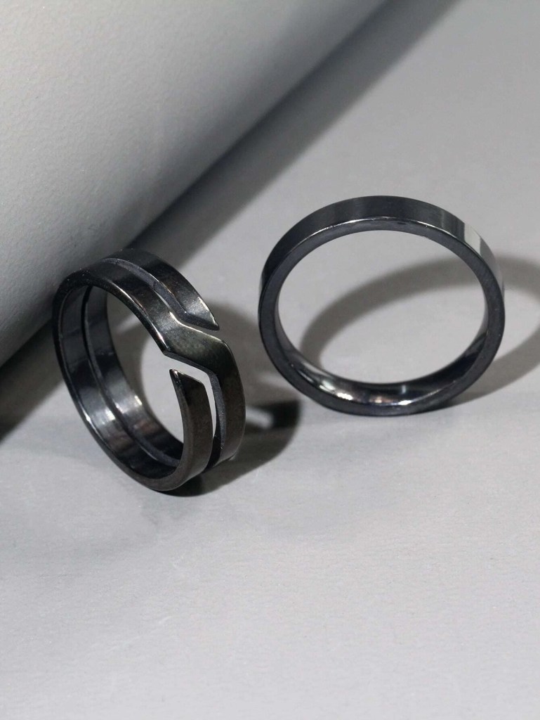 10 Ideias de Alianças Personalizadas: Como Deixar suas Alianças mais Únicas? - Alianca personalizada unica 1 Par de alianças pretas com recortes