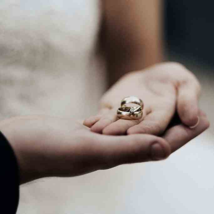 Alianças de Casamento Inspiradas na Cultura Pop - Aliancas de casamento filmes 3 Casal segurando alianças na mão