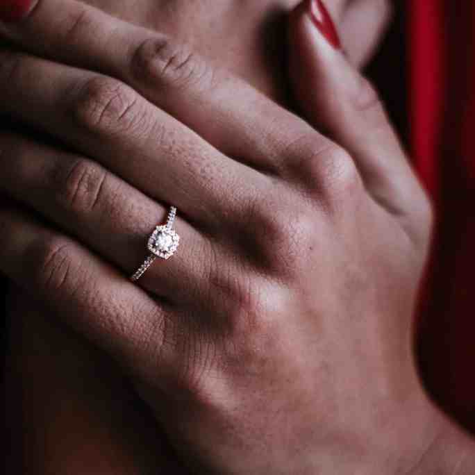 Aliança de Casamento: Tudo o que o você precisa saber para comprar a sua Online - Aliancas de casamento metal 1 Anel de noivado branco com pequenas pedras