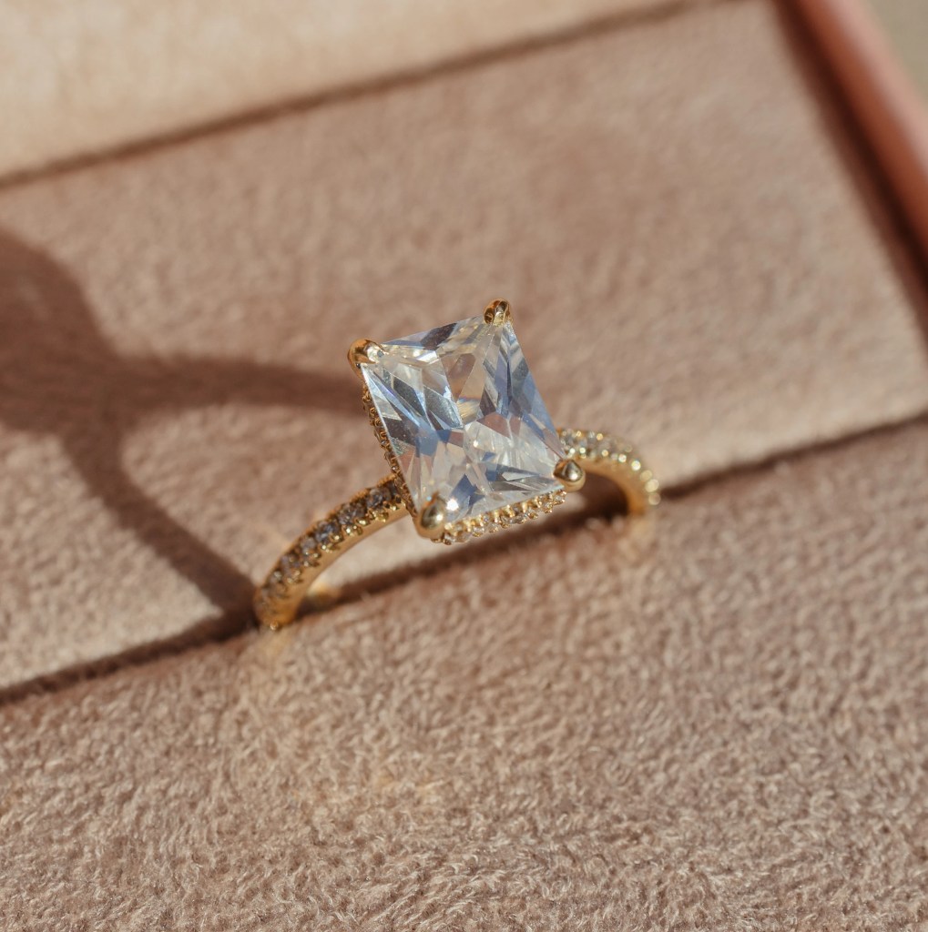 7 Estilos Universais: Quais Joias combinam com Cada um Deles? - An o so 00021 005 Anel de noivado da altar