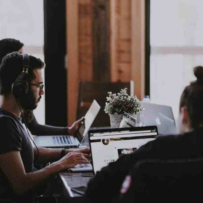 Aliança de Casamento: Tudo o que o você precisa saber para comprar a sua Online - Atendentes online Atendentes telemarketing trabalhando- aliança de casamento: tudo o que o você precisa saber para comprar a sua online