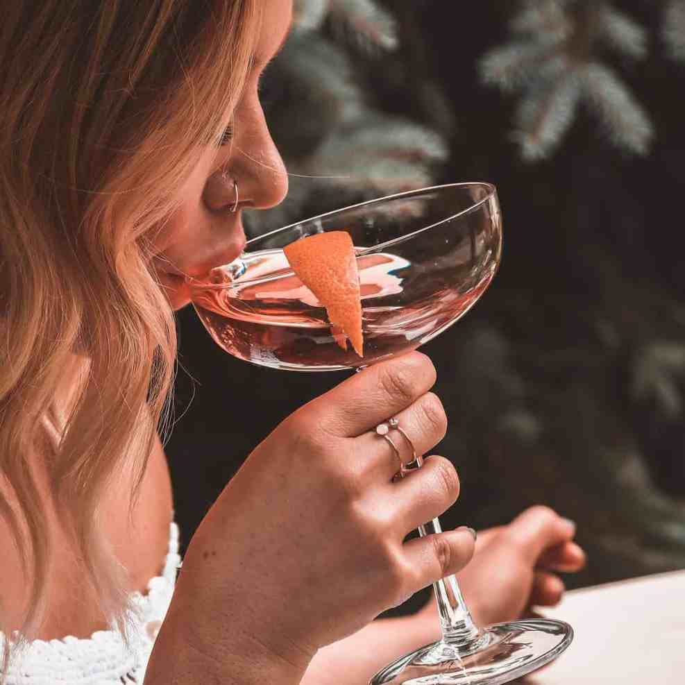 Casamento Sem Álcool: Dicas de Bebidas Não Alcóolicas - Bebidas casamento 3 Mulher bebendo - casamento sem álcool: dicas de bebidas não alcóolicas