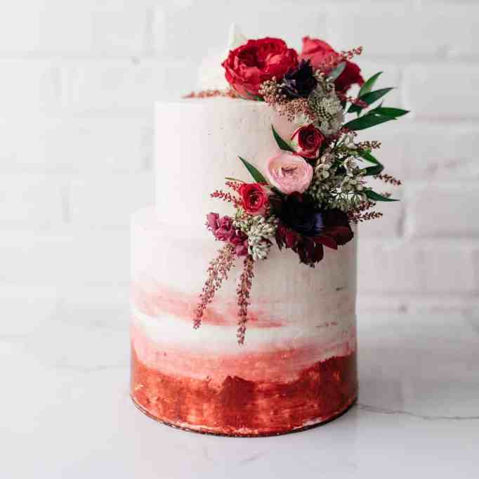 Como escolher o bolo de casamento? Veja Os Mais Pedidos - Bolo de casamento aquarela Torta com decoração aquarela vermelha