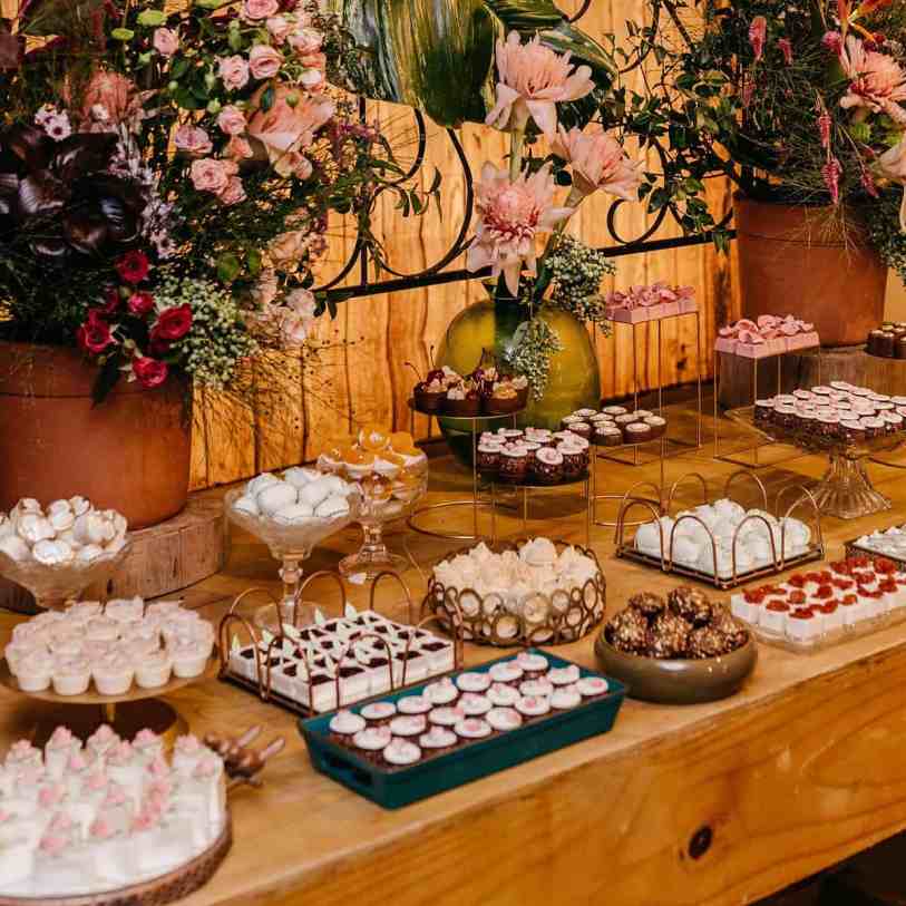 Tendências Ultrapassadas em Casamentos: Elementos para Repensar - Buffet casamento Mesa de doces do casamento