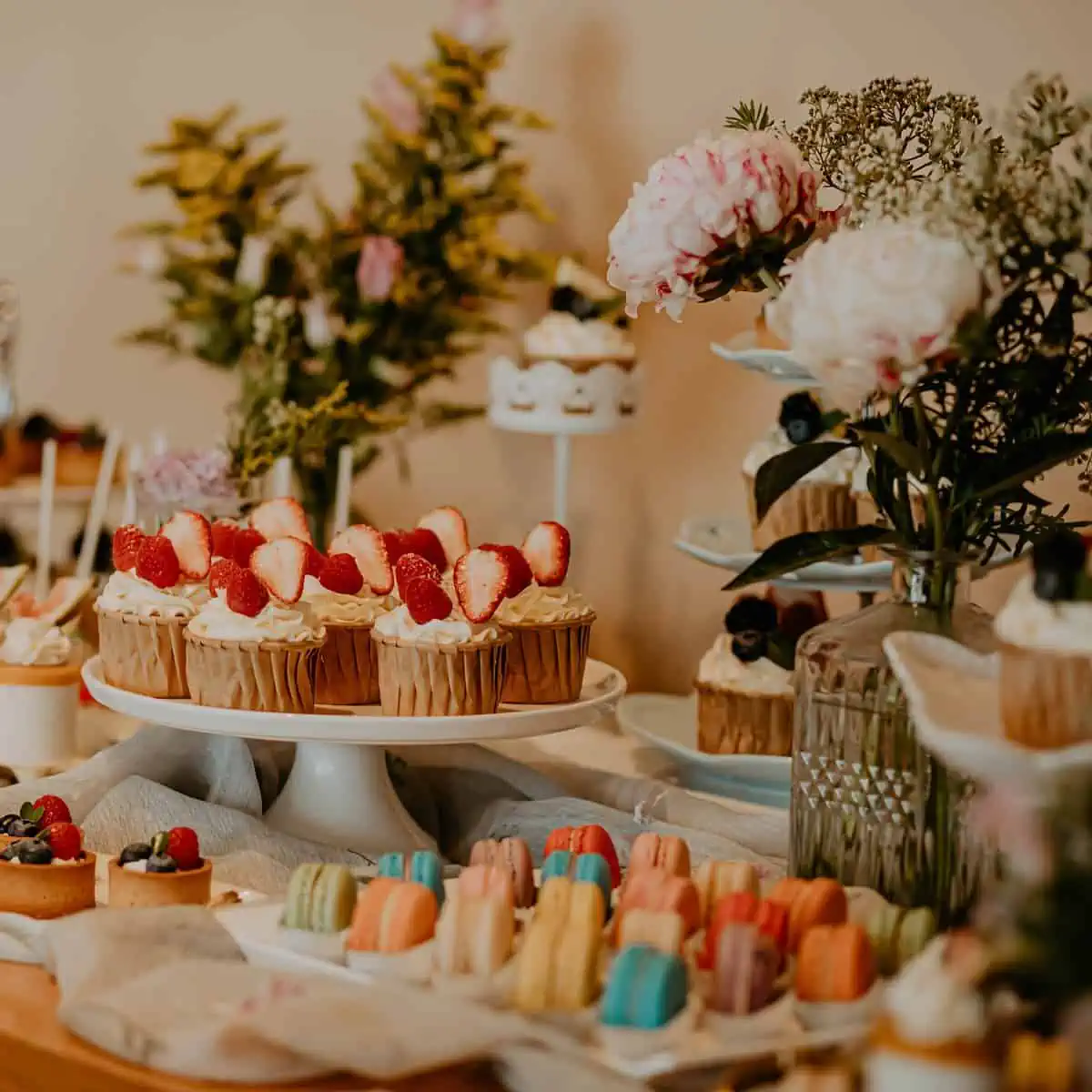 Buffet com mesa de doces no casamento