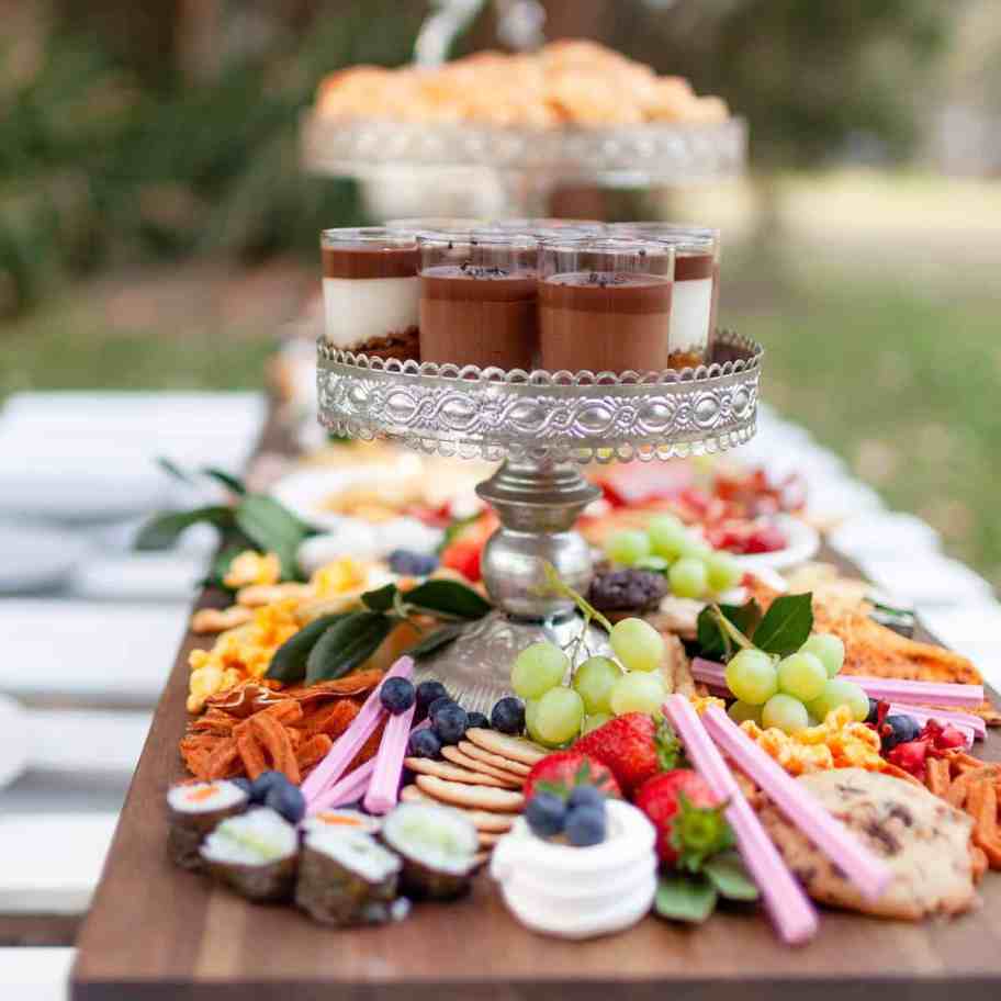 Buffet, restaurante ou catering: Qual escolher para o casamento? - Buffet catering casamento 10 Buffet de doces e frutas em um casamento