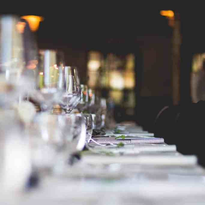 Buffet, restaurante ou catering: Qual escolher para o casamento? - Buffet catering casamento 2 Mesa com diversos lugares em evento