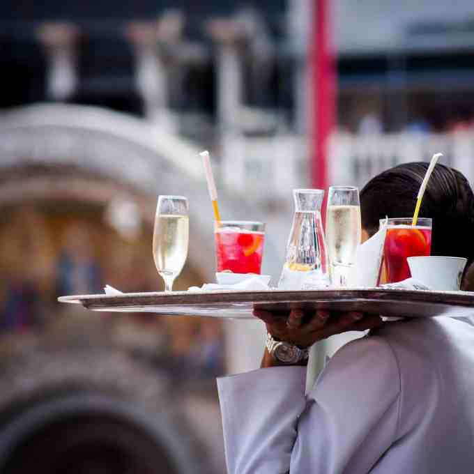 Buffet, restaurante ou catering: Qual escolher para o casamento? - Buffet catering casamento 4 1 1 Garçom andando com bandeja cheia de drinks