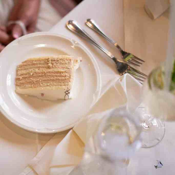 Buffet, restaurante ou catering: Qual escolher para o casamento? - Buffet catering casamento 6 Torta de casamento em prato