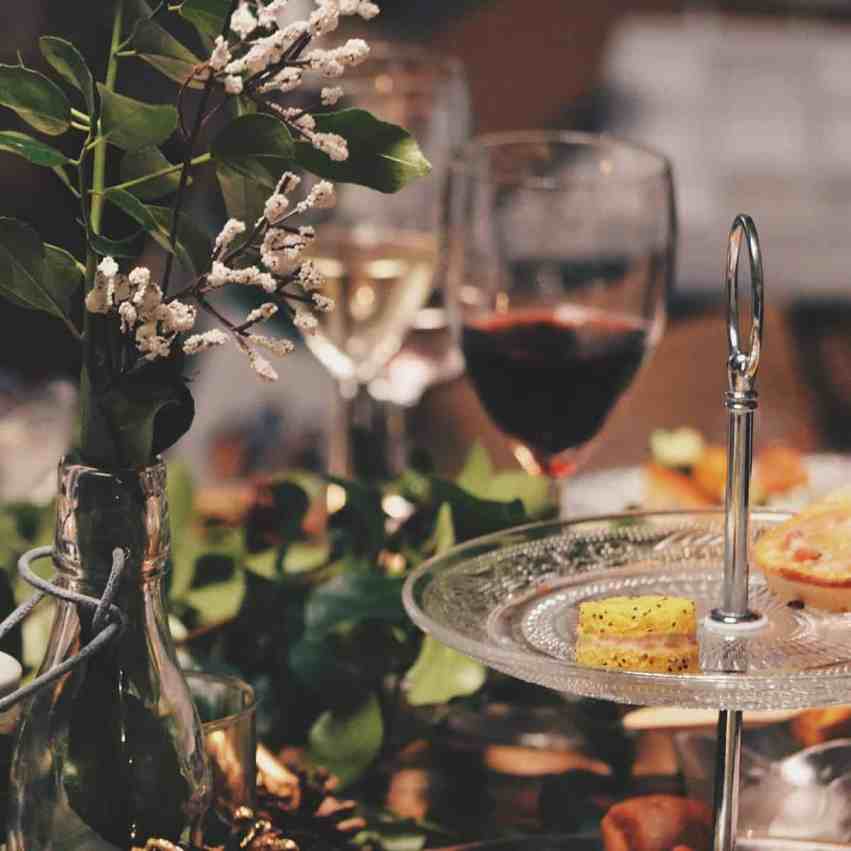 Buffet, restaurante ou catering: Qual escolher para o casamento? - Buffet catering casamento 7 Mesa de casamento com taças de vinho - buffet, restaurante ou catering: qual escolher para o casamento?