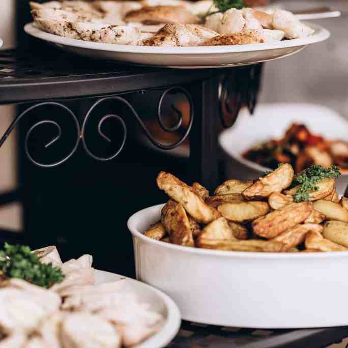 Buffet, restaurante ou catering: Qual escolher para o casamento? - Buffet catering casamento 9 Pratos servidos em um casamento - buffet, restaurante ou catering: qual escolher para o casamento?