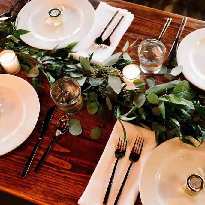 Tendências para Casamento 2023: Comece o Planejamento - Casamento eco Mesa rústica de casamento com folhagens