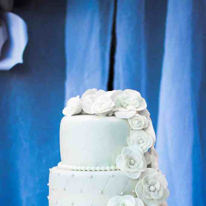 Tendências para Casamento 2023: Comece o Planejamento - Casamento paleto azul Torta de casamento