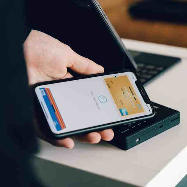 Aliança de Casamento: Tudo o que o você precisa saber para comprar a sua Online - Comprar aliancas 1 Pagando conta por aproximação no celular