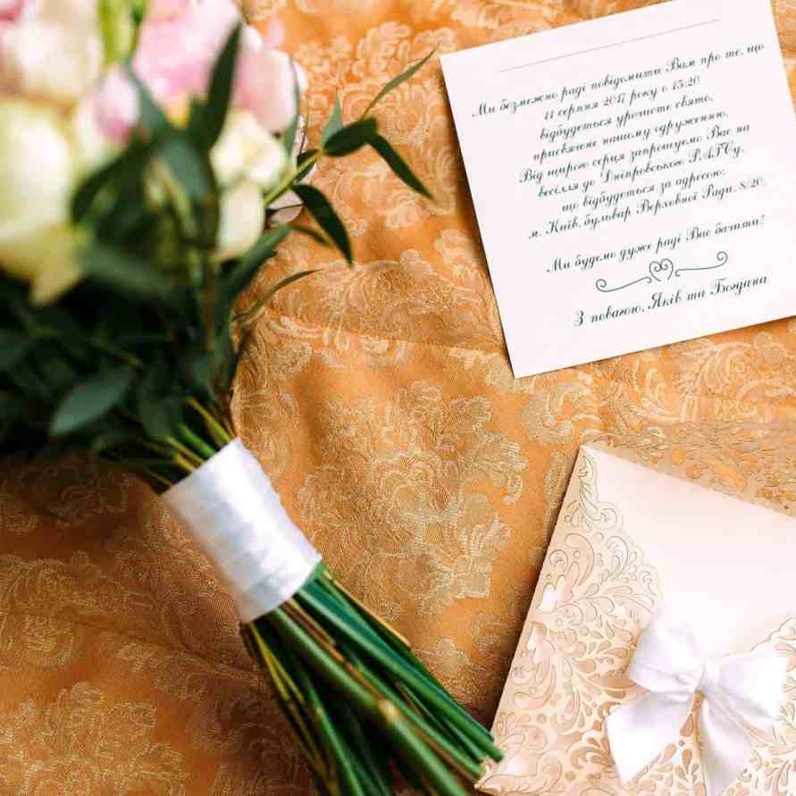 Convite de casamento e buquê de flores