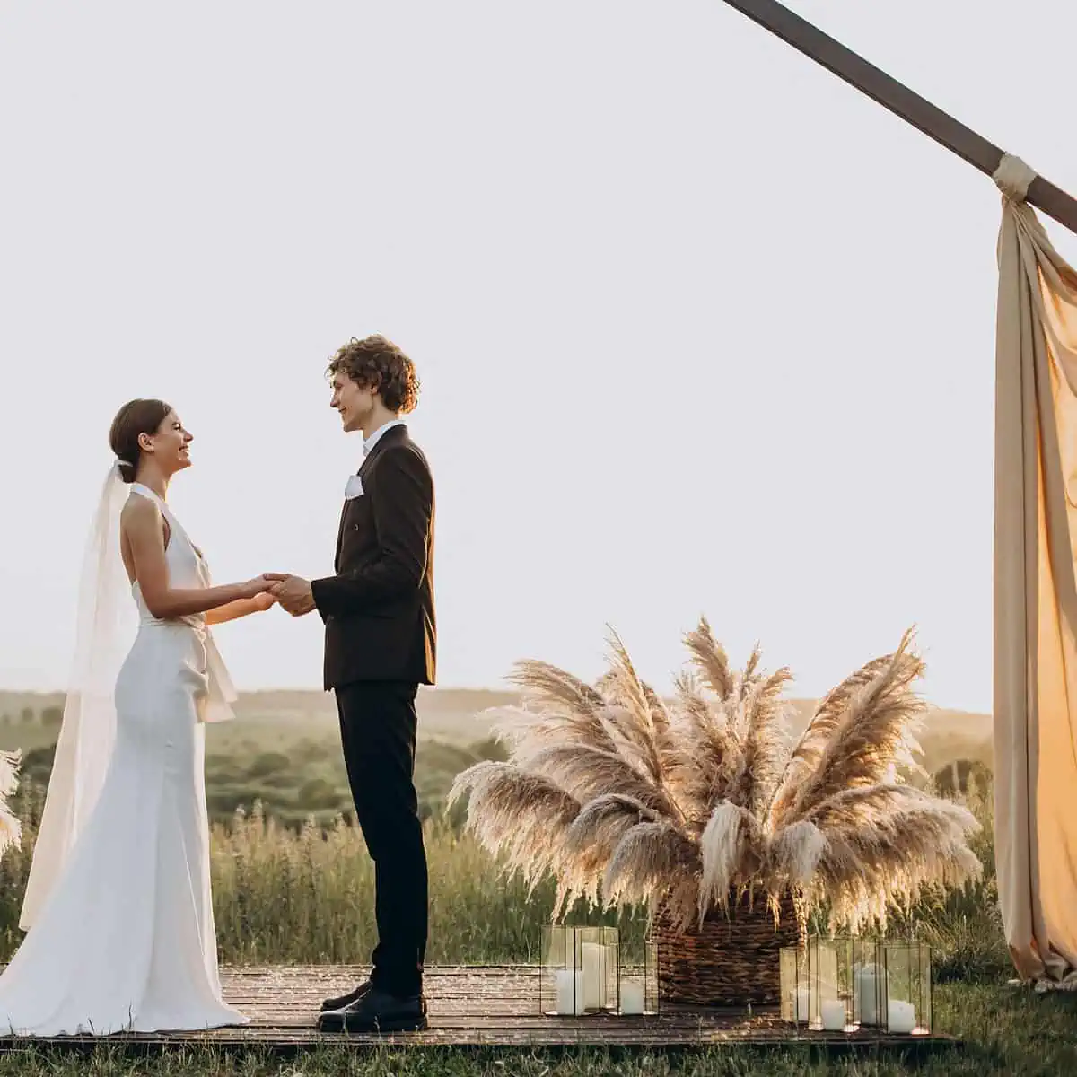 Casamento ao ar livre com apenas os noivos no altar