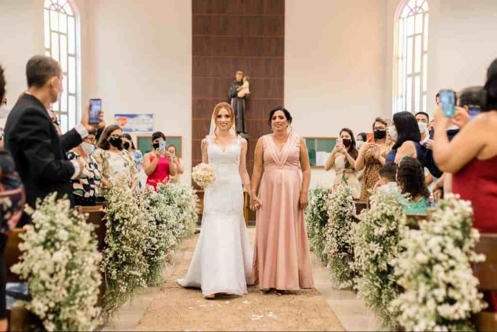 Tendências para Casamento 2023: Comece o Planejamento - Entrada da noiva Noiva entrando com a mãe no altar
