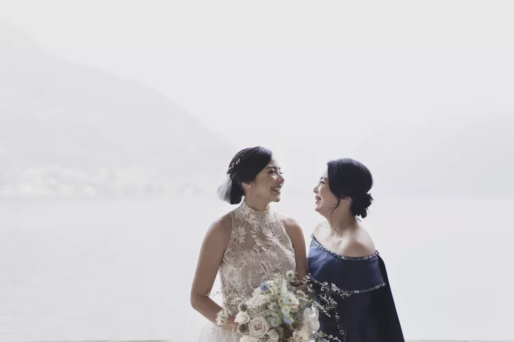 Noiva e sua mãe sorrindo uma para outra