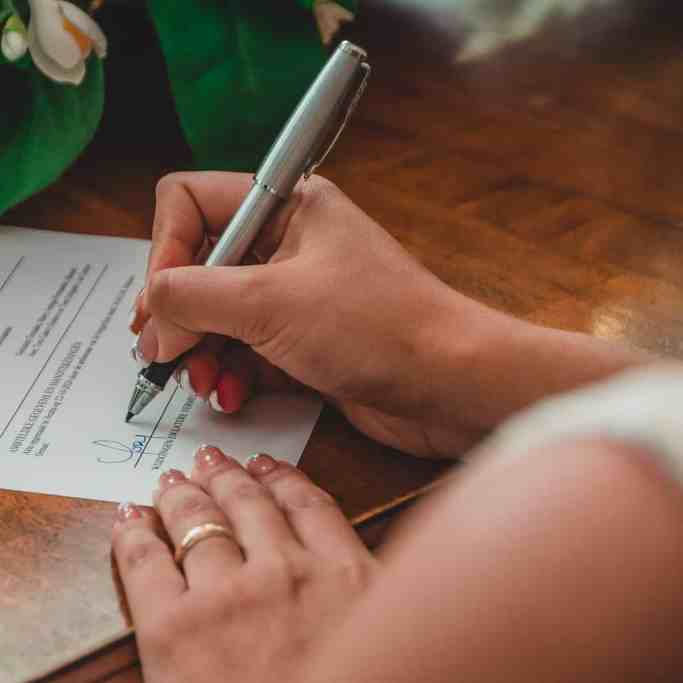 Adotar ou não o sobrenome do marido? - Mudar sobrenome 2 Assinando os papéis do casamento