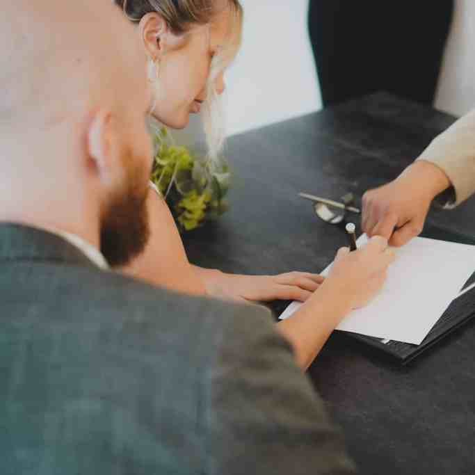 Adotar ou não o sobrenome do marido? - Mudar sobrenome 3 Assinando os papéis do casamento