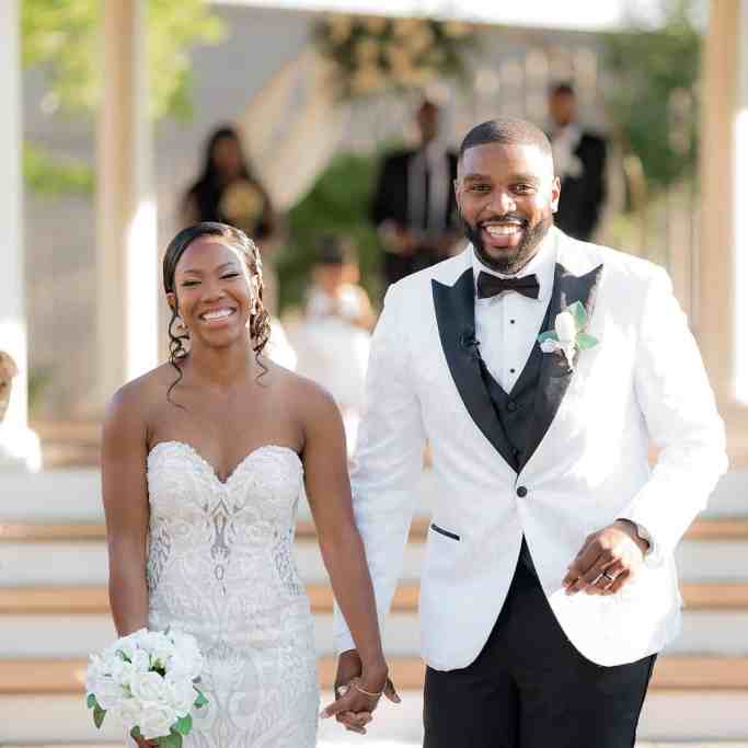 Noiva e noivo saindo do altar juntos