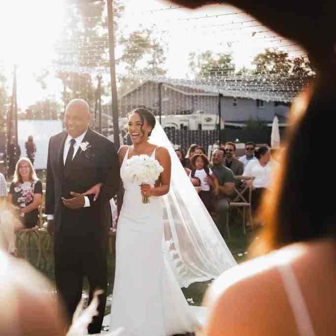Noiva entrando com o pai no altar, em um casamento ao ar livre