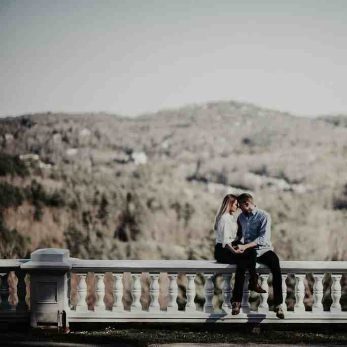 Casal sentado em cima de pilastra - 15 coisas que você precisa saber antes de fazer o pedido de casamento