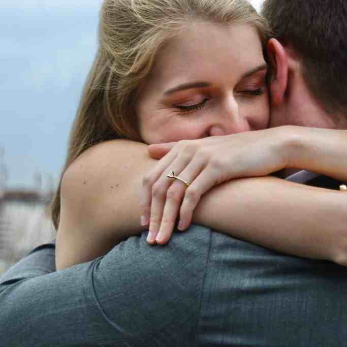 Casal abraçados - 15 coisas que você precisa saber antes do pedido de casamento