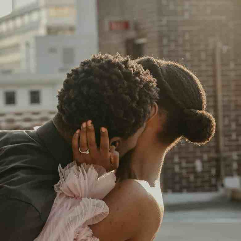 15 coisas que você precisa saber antes de fazer o pedido de casamento - O que saber antes do pedido de casamento 13 Homem beijando queixo da namorada