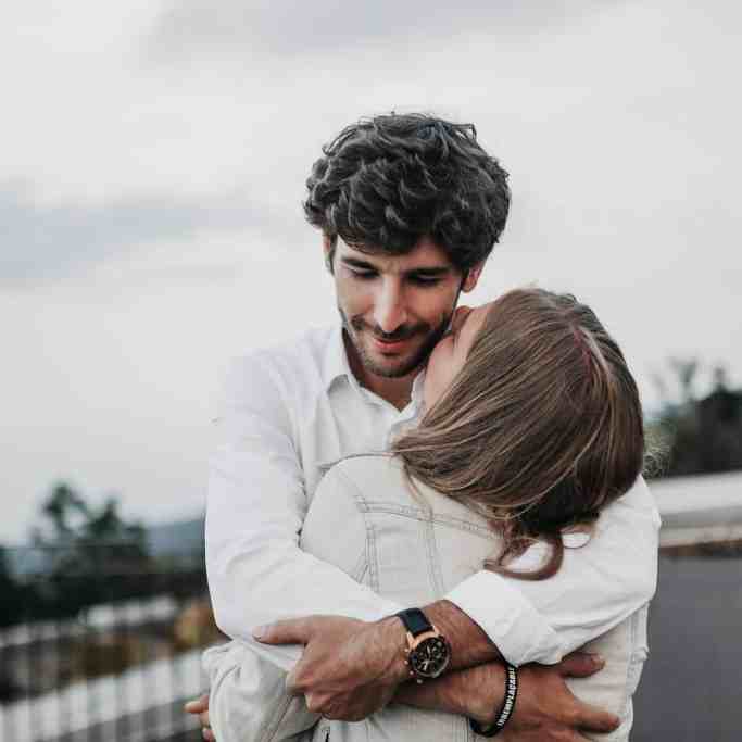 Casal abraçado - 15 coisas que você precisa saber antes de fazer o pedido de casamento