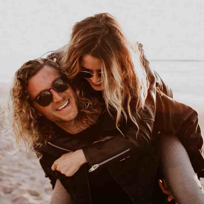 15 coisas que você precisa saber antes de fazer o pedido de casamento - O que saber antes do pedido de casamento 7 Mulher de cavalinho nas costas do namorado, eles estão na praia