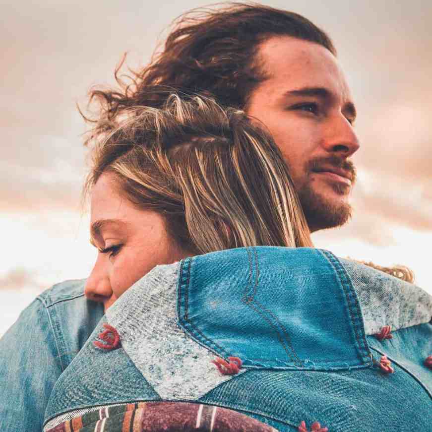 Existe amor nos aplicativos de relacionamento? - Relacionamentoapaplicativo 1 Homem e mulher abraçados usando jaquetas jeans