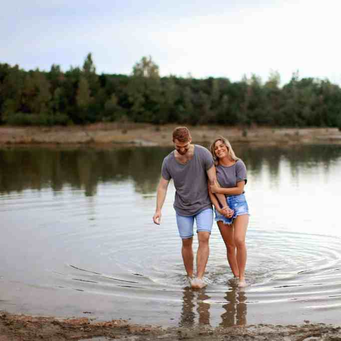 Existe amor nos aplicativos de relacionamento? - Relacionamentoapaplicativo 3 Homem e mulher de mãos dadas andando dentro da água