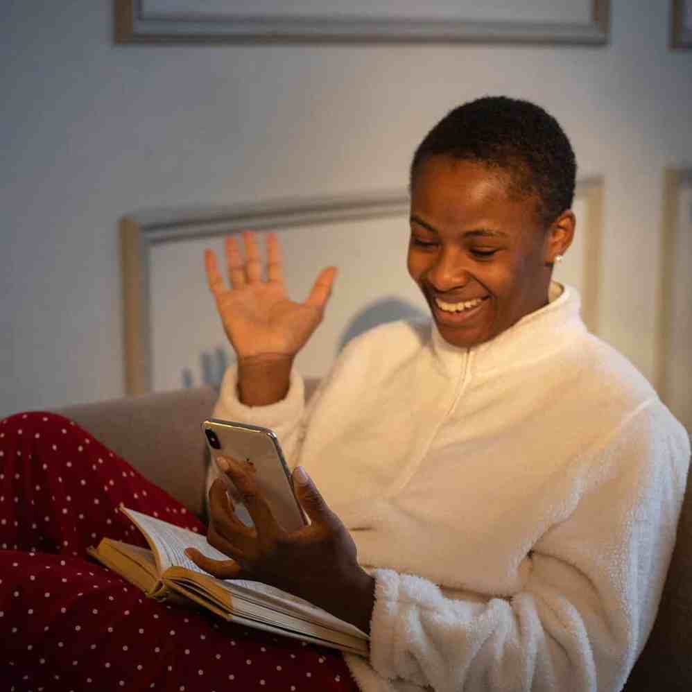 Existe amor nos aplicativos de relacionamento? - Relacionamentoapaplicativo 8 1 1 Mulher falando por vídeo chamado no celular