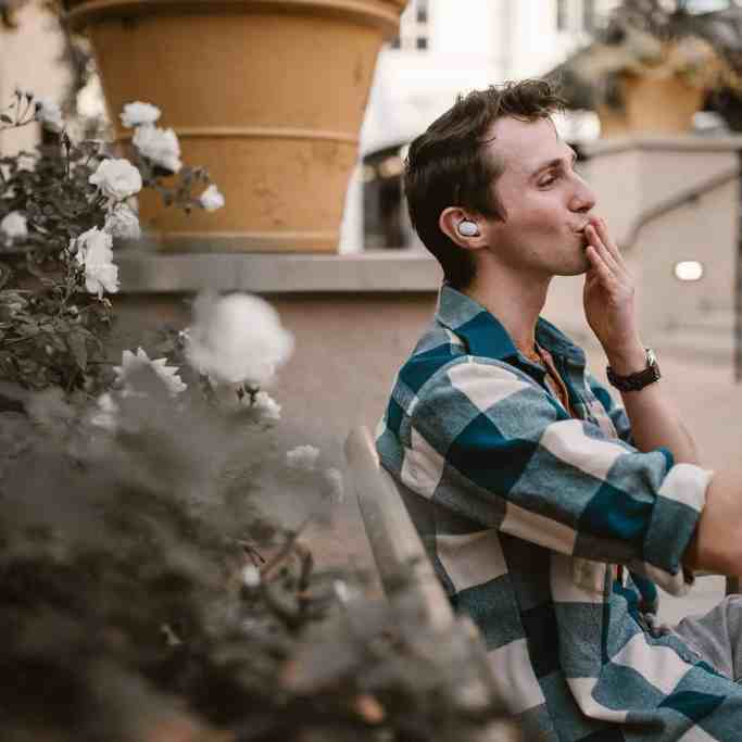 Existe amor nos aplicativos de relacionamento? - Relacionamentoapaplicativo 9 Homem sentado em banco na rua fazendo vídeo chamada e mandando um beijo