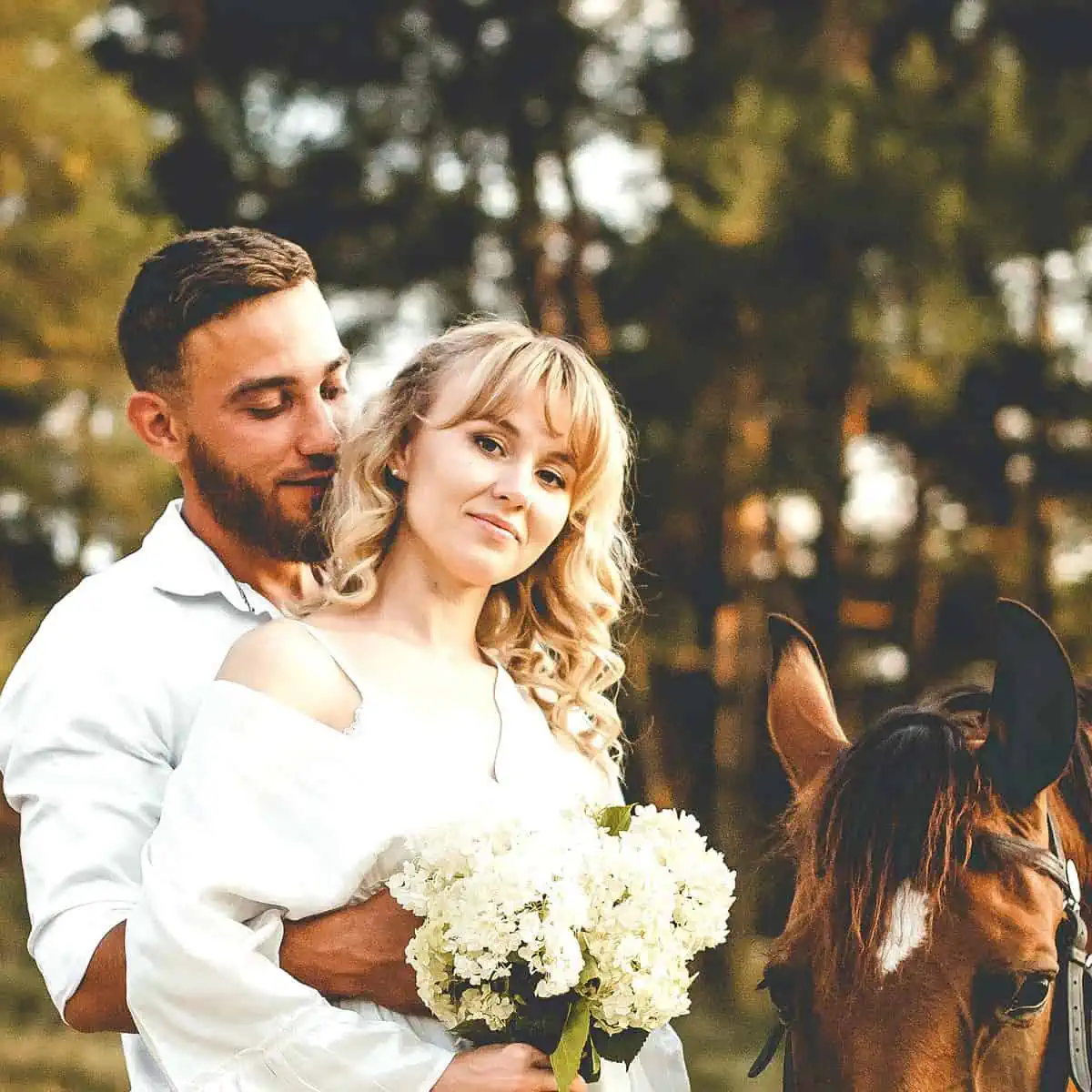 Foto dos noivos abraçados