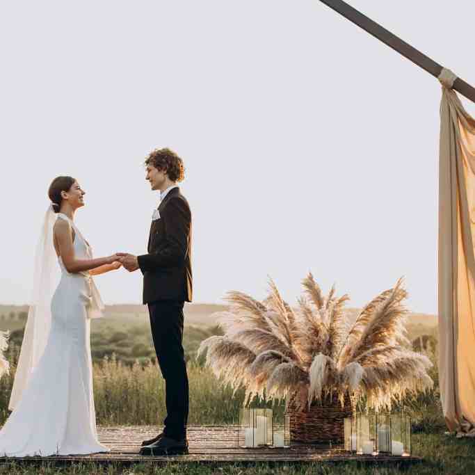 Tendências para Casamento 2023: Comece o Planejamento - Tendencias casamento 2023 1 Noivo e noiva de mãos dadas no altar sozinhos