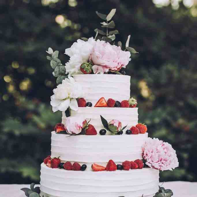 Torta de casamento com frutas em volta