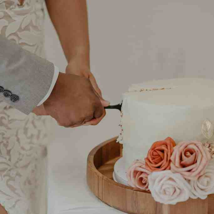 Cortando a torta de casamento