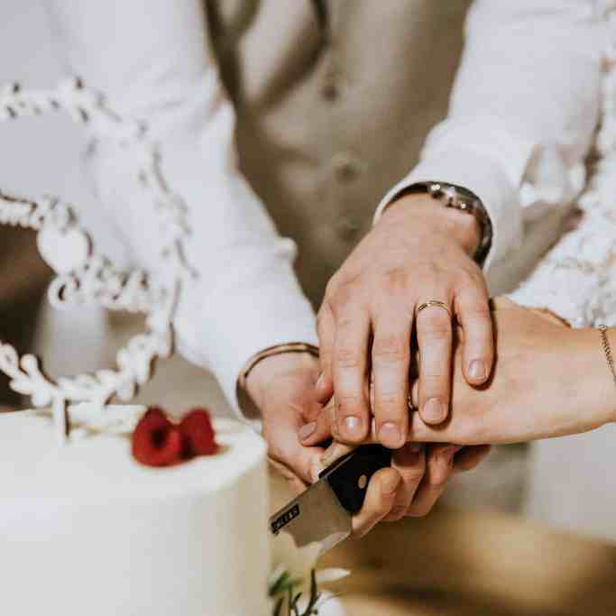 Cortando a torta de casamento