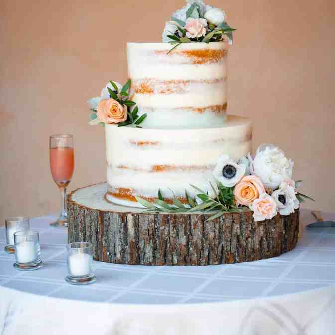 Naked cake em cima de uma estrutura de madeira