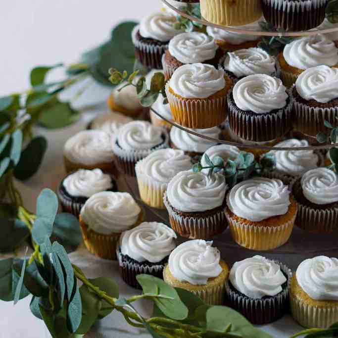 Como escolher o bolo de casamento? Veja Os Mais Pedidos - Torta de casamento bolo 8 Torre de cupcakes