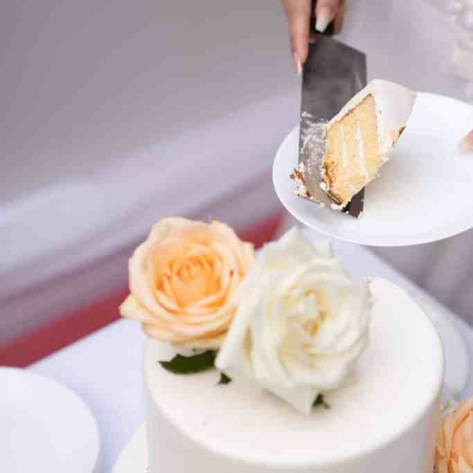 Como escolher o bolo de casamento? Veja Os Mais Pedidos - Torta de casamento bolo 9 Torta de casamento branco, cortando um pedaço