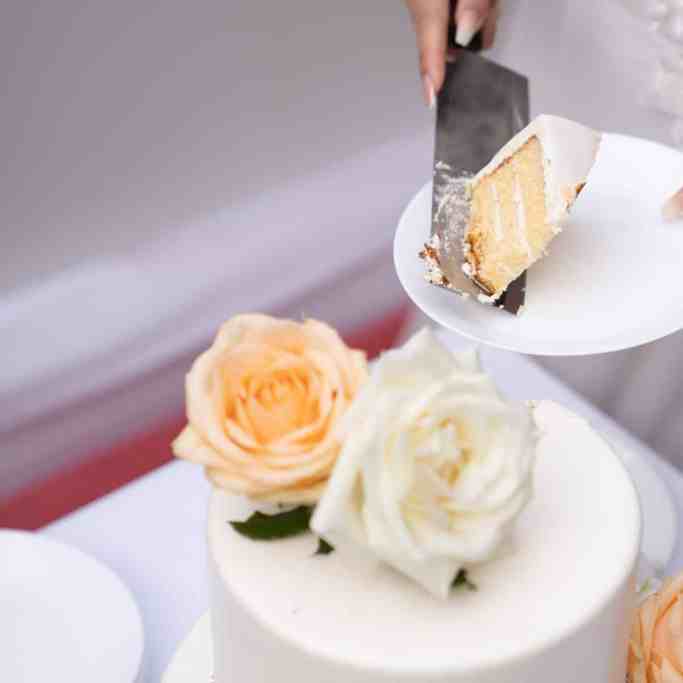 Torta de casamento branco, cortando um pedaço